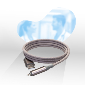 Ein USB-Kabelmit individueller Gravur.