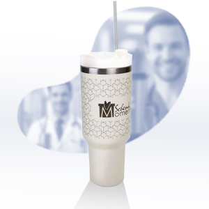 eine gelaserte Trinkflasche mit Strohhalm
