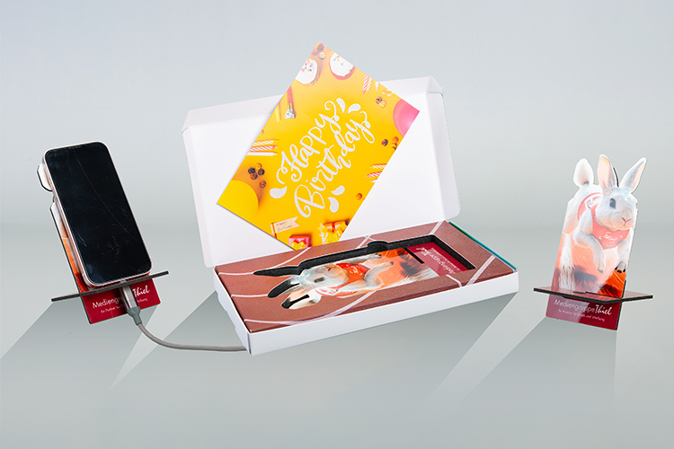 Ein individueller Smartphone-Stand/Smartphonehalter mit einer Geschenkbox.