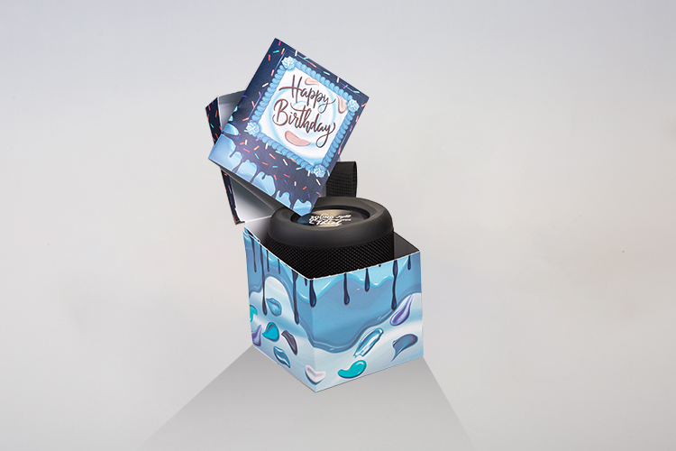 Eine Bluetooth-Musikbox in einer Geschenkbox mit einer Karte