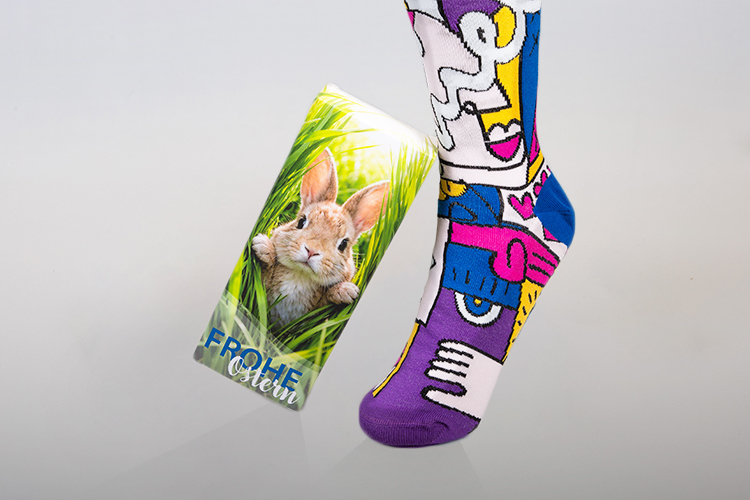 Ein paar persönliche Socken mit einer Geschenlbox