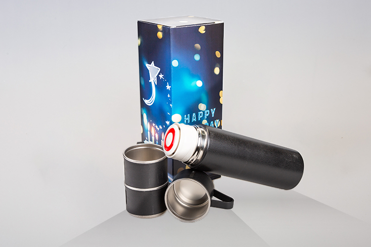 Eine Thermoskanne, ein Thermobecher mit einer Geschenkbox
